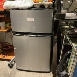 🥶 MINI FRIDGE MADNESS – $80 Only! 🔥