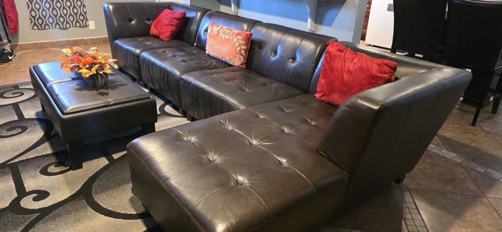 Brown leather sectional sofa with ottoman table with reversible trays / SOFA Y MESA DE CENTRO Moving Can't Take It 