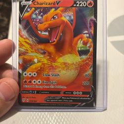 Charizard v Pokémon Card