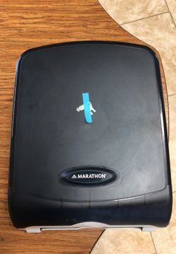 Paper towel dispenser for multi fold paper towels