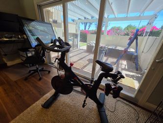 Peloton Bike (Gen 3 Screen) – Excellent Condition + Comfort Seat Included
