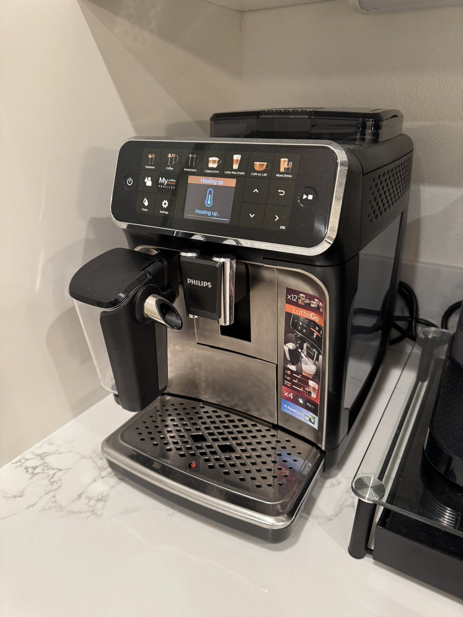 Philips 5400 Series Coffee Maker With Espresso LatteGo