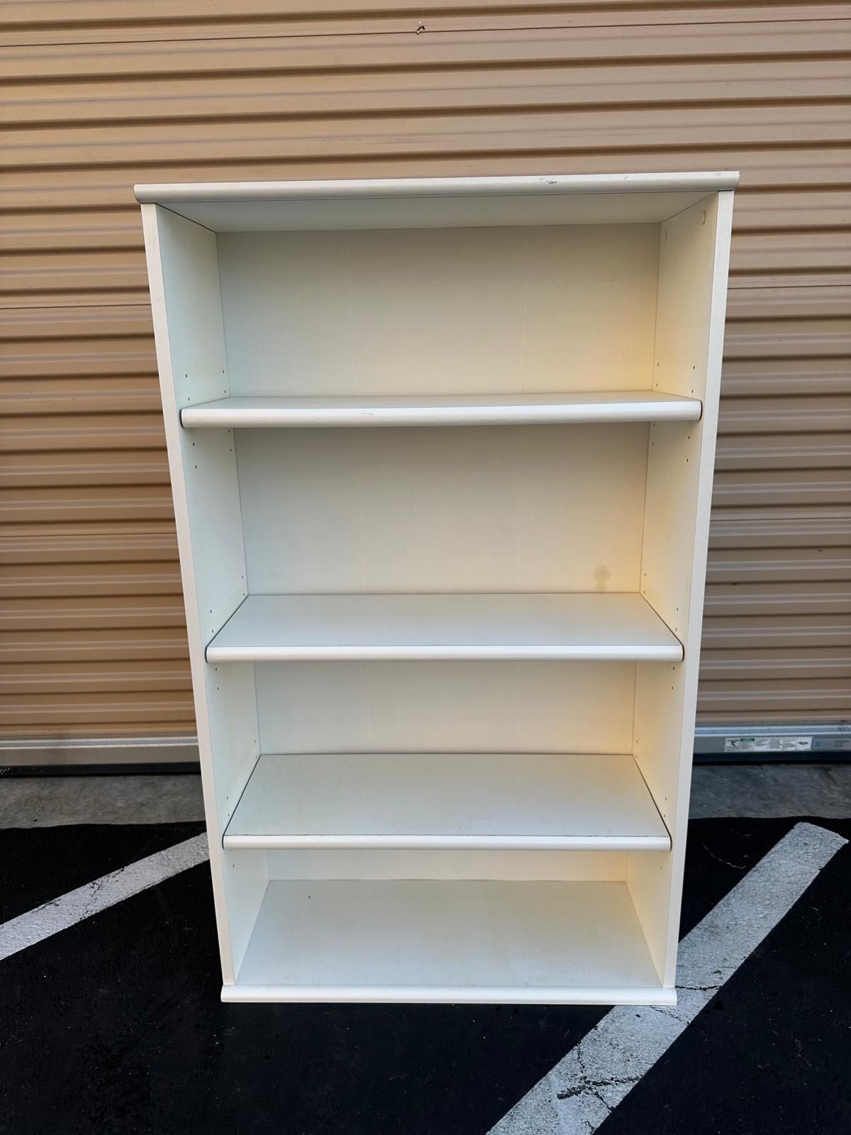 bookcase with adjustable shelves,very sturdy/ librero con repisas ajustables, bien macizo 