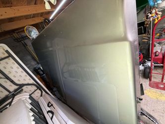 Truck bed cover fro a toyota tundra 4 door  from 2000 to 2006 with  key en weslaco Size 80 in long x691/2 in wide en Weslaco