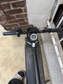 NIU - KQi3 Pro Foldable Electric Kick Scooter w/ 31 mi Max Operating Range & 20 mph Max Speed - Black Model: K3P31EB1A11