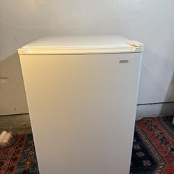 MINI REFRIGERATOR WITH FREEZER 