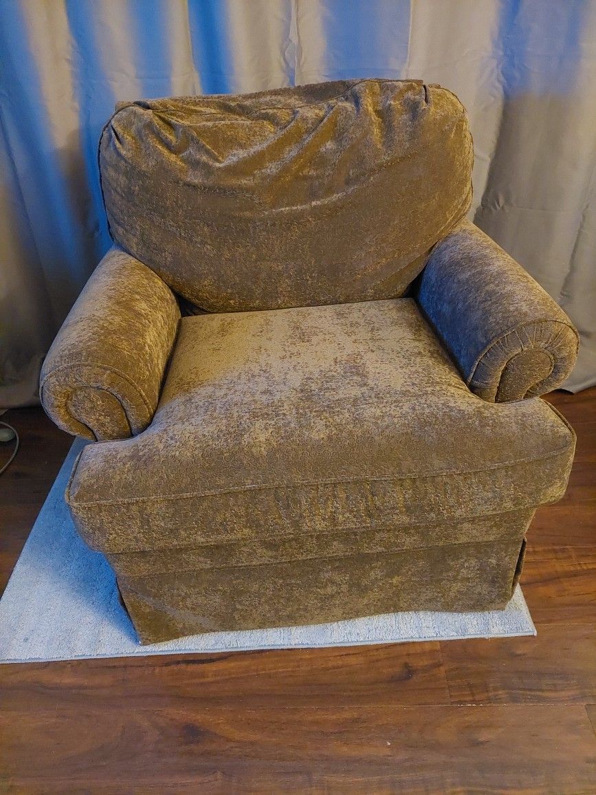 Rocking chair. Rotates 360° bearly used. Smoke free home