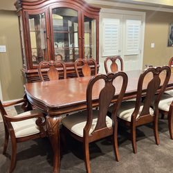 8 Chairs Like New Dining Set 
