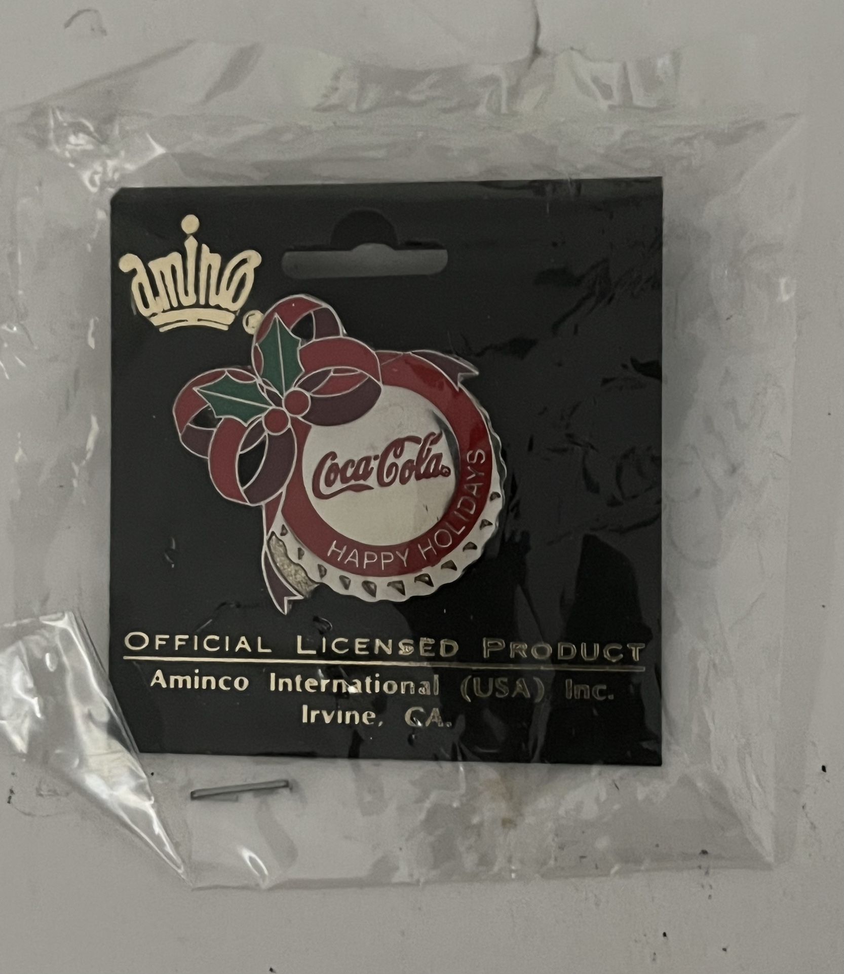 Coca-Cola Coke Happy Holidays Xmas Aminco Bottle Cap Lapel Pin NOS 1997 New MIP