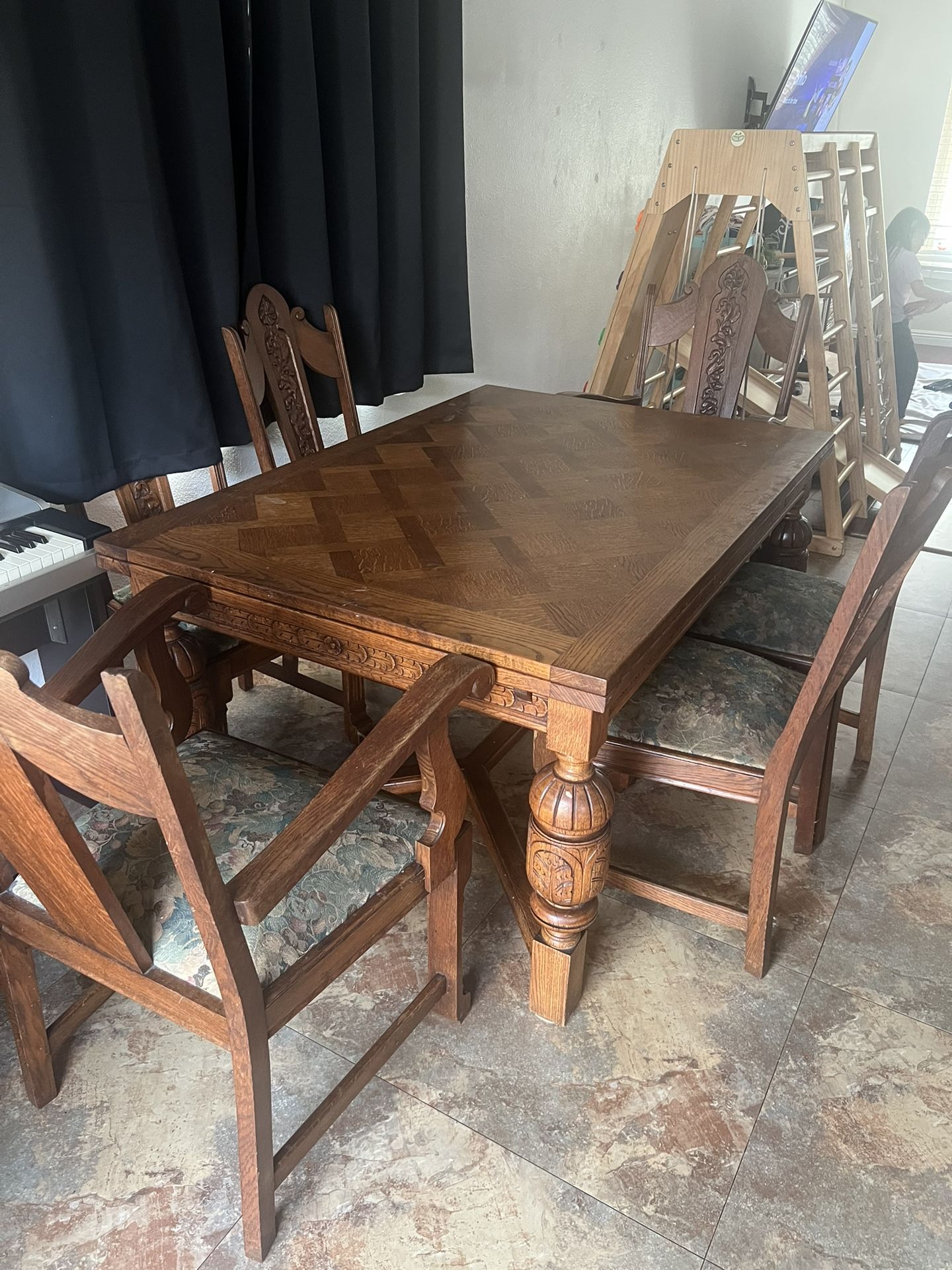 Solid Oak Table With Extending Ends And 6 Chairs