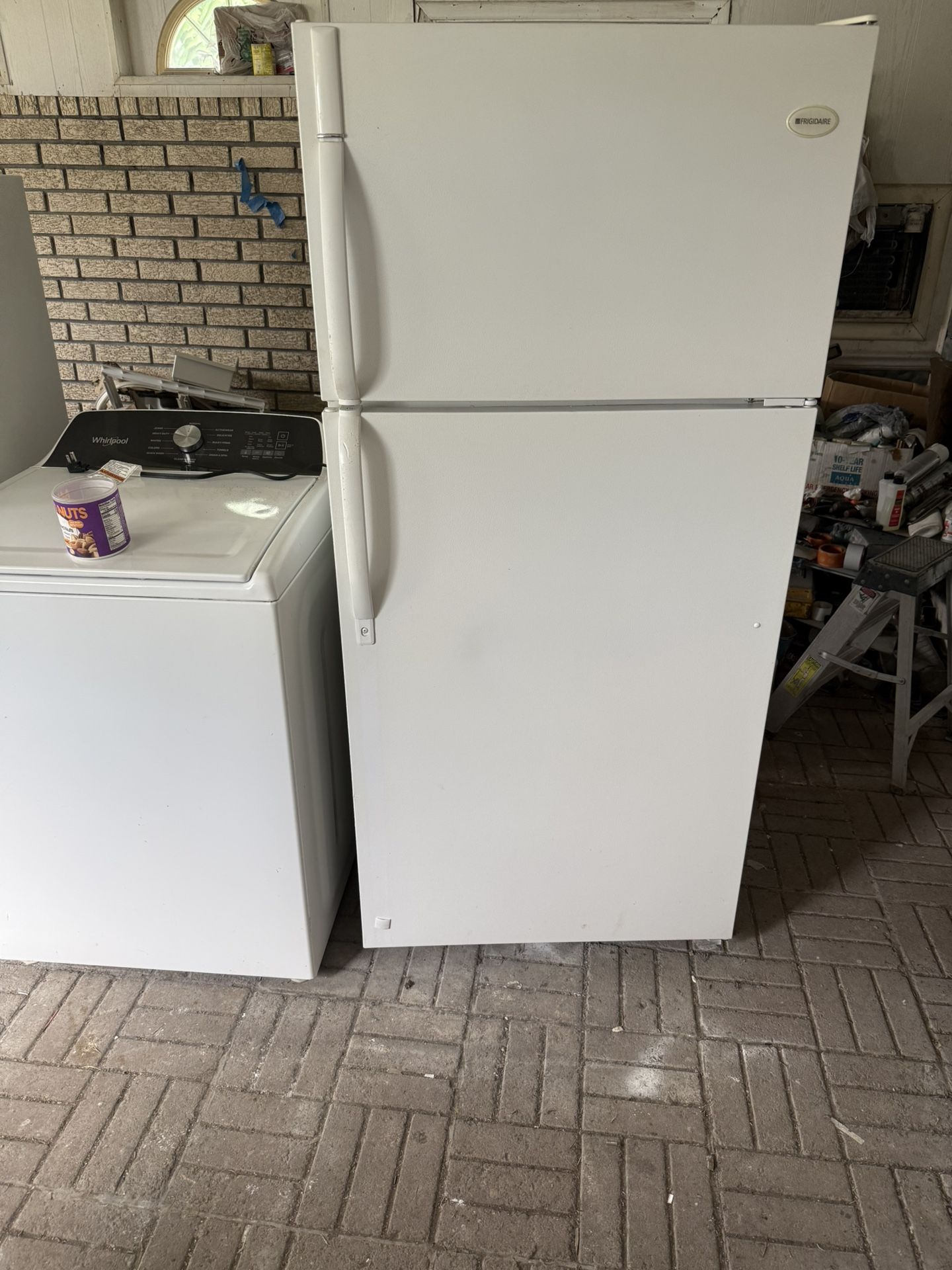 ❤️EXCELLENT RUNNING HUGH 21 CU FT.🇺🇸WHITE FRIDGE. RUNS PERFECTLY🎉NO ISSUES🎊WILL DELIVER FOR FEE😻NOTHING MISSING INSIDE IT😍BEEN CLEANED IN & OUT