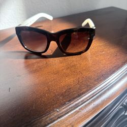 Tory Bursh /case And Sunglasses