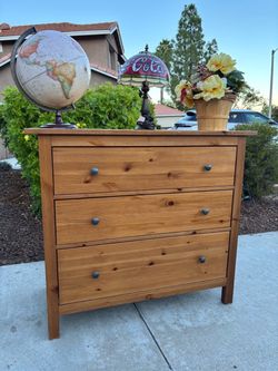 Solid Wood Dresser Chest of Drawers Furniture Great Condition