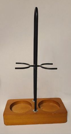 Salt and pepper shaker stand