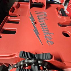 MILWUAKEE 1/8 in. to 6 in. Portable Leveling Tripod Chain Vise Star