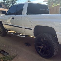 1999 Dodge Ram V8 4x4  Truck 