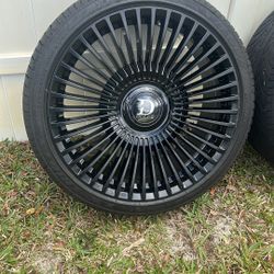 Wheels With Tires. Range Rover 