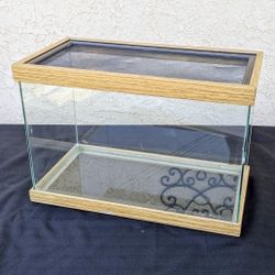5 Gallon Terrarium with Sliding Lid - Side Has a Crack *See Pictures* - Glass Measurement: 8"x10" x16" • Terrarium, Pet Supplies, Plant Supplies, Home