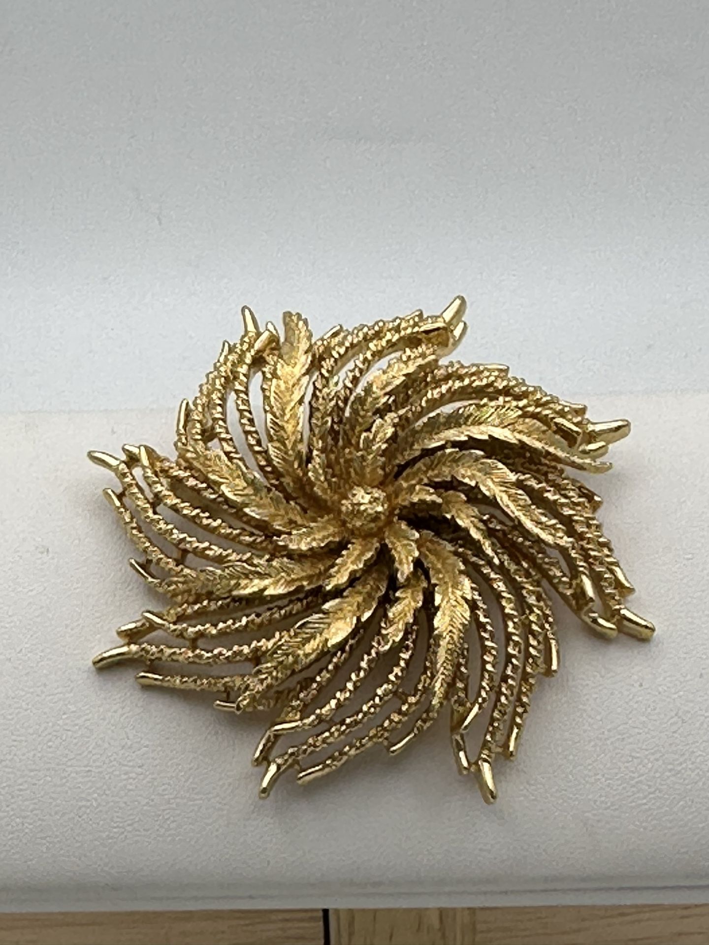 Vintage Monet Sunburst Brooch Pin Large 2 1/2” Gold Tone Great Condition 