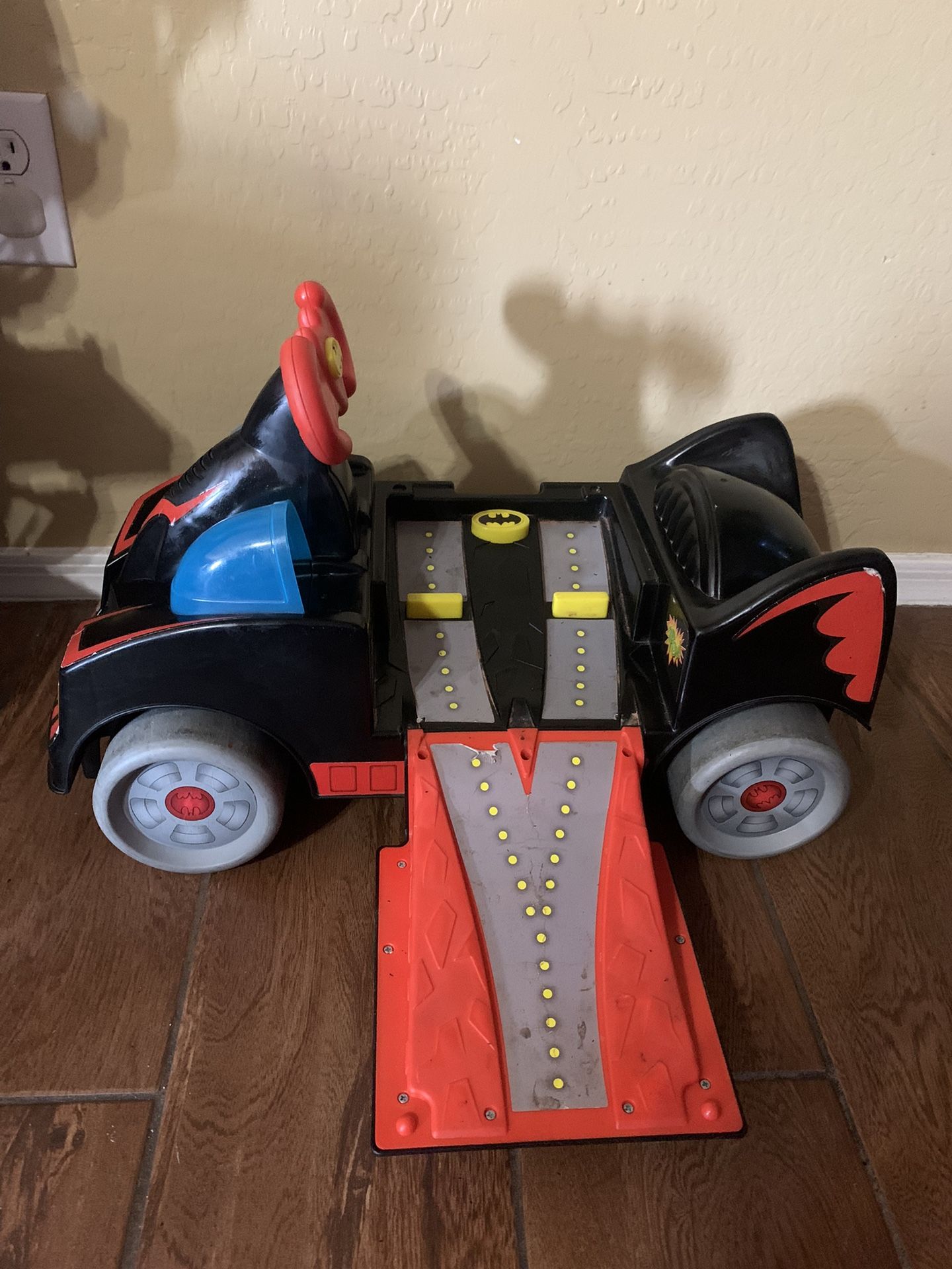 Toddler Ride On Batmobile With Lights And Sound/ Ex Cond