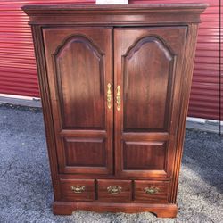 🚚 Free Delivery 🚚 Cherrywood Armoire 