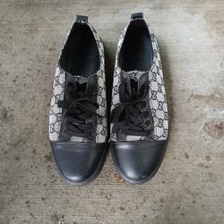 READ IT ALL !! LOOK AT THE PICS CLOSE BEFORE YOU MESSAGE ME PLEASE ...GUCCI LOWS $125