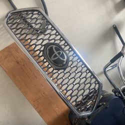 Toyota Tacoma Grill 16-23