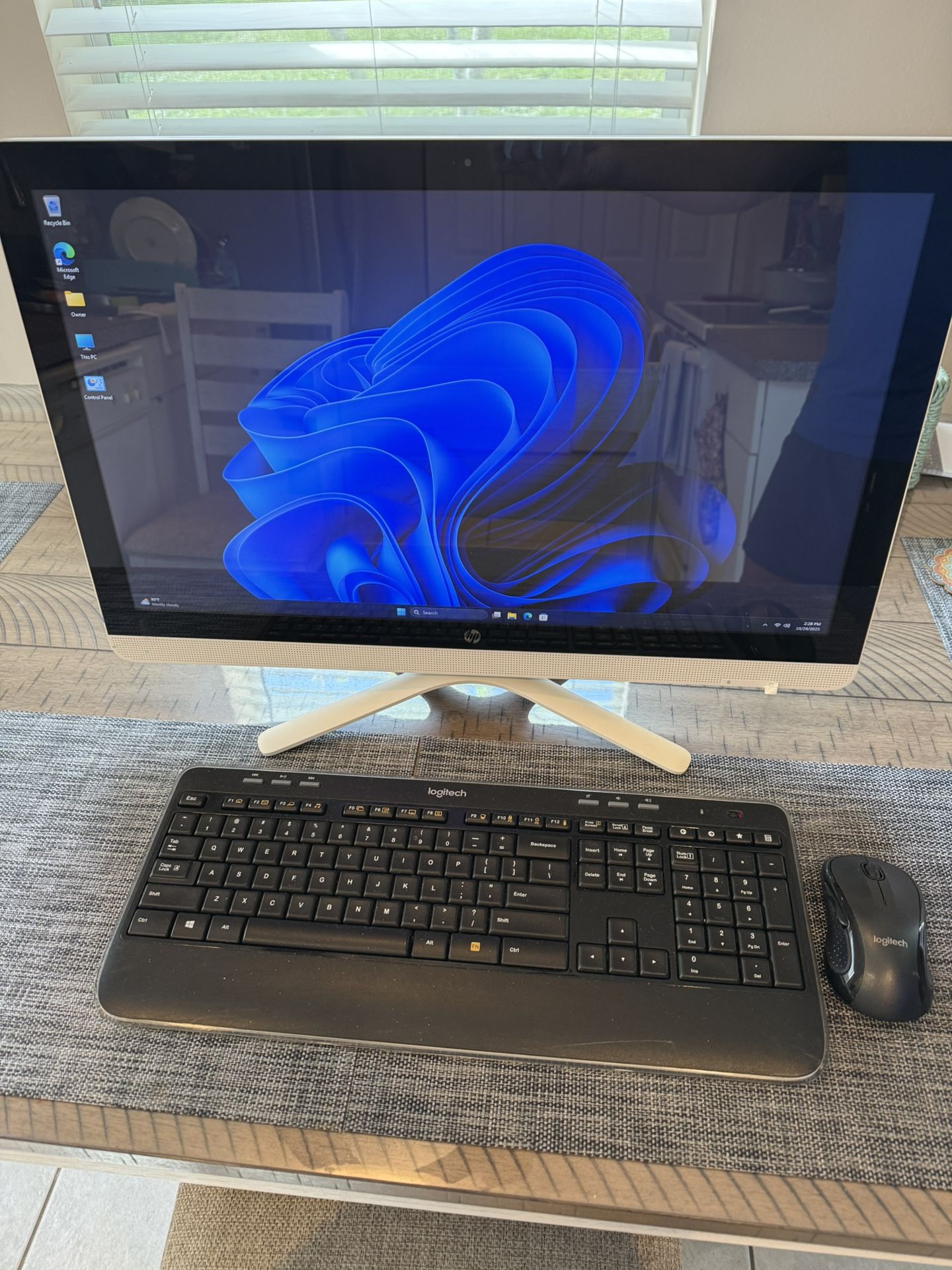 HP 24” ALL IN ONE COMPUTER LIke NEW!