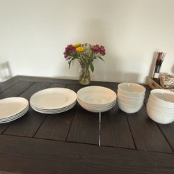 Member’s Mark 16-Piece Porcelain Dinnerware Set