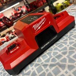 MILWAUKEE M18 Super CHARGER 