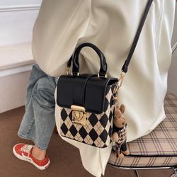 Chic White Crossbody Bag for Women - Stylish Shoulder Bag with Golden-Tone Hardware, Synthetic Faux Leather Striped Design, and Secure Kiss Lock Closu