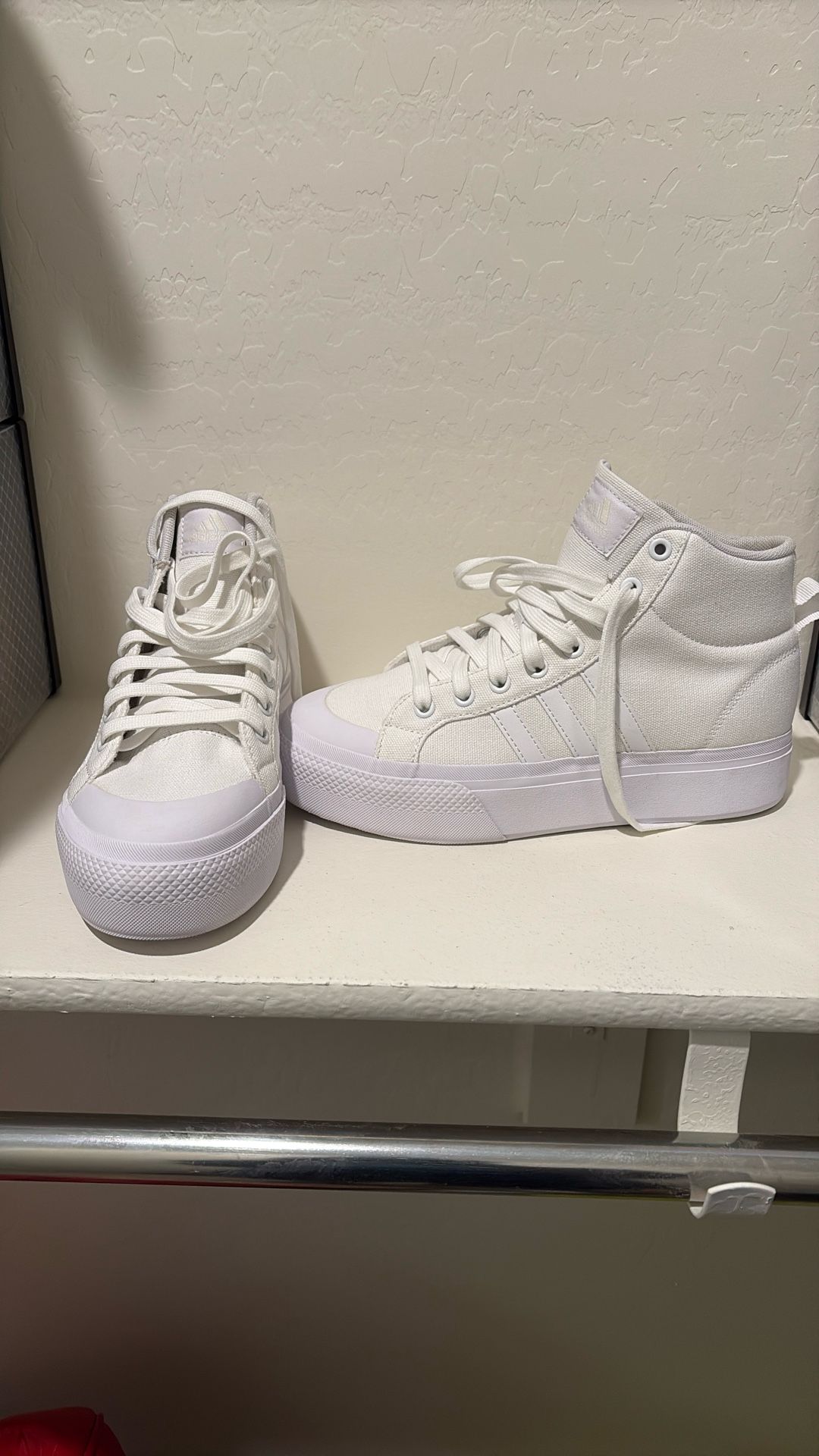 Women’s Size 7 Adidas