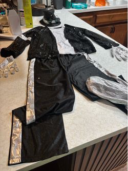 Halloween costume Michael Jackson size small youth fit ten year to eight year old