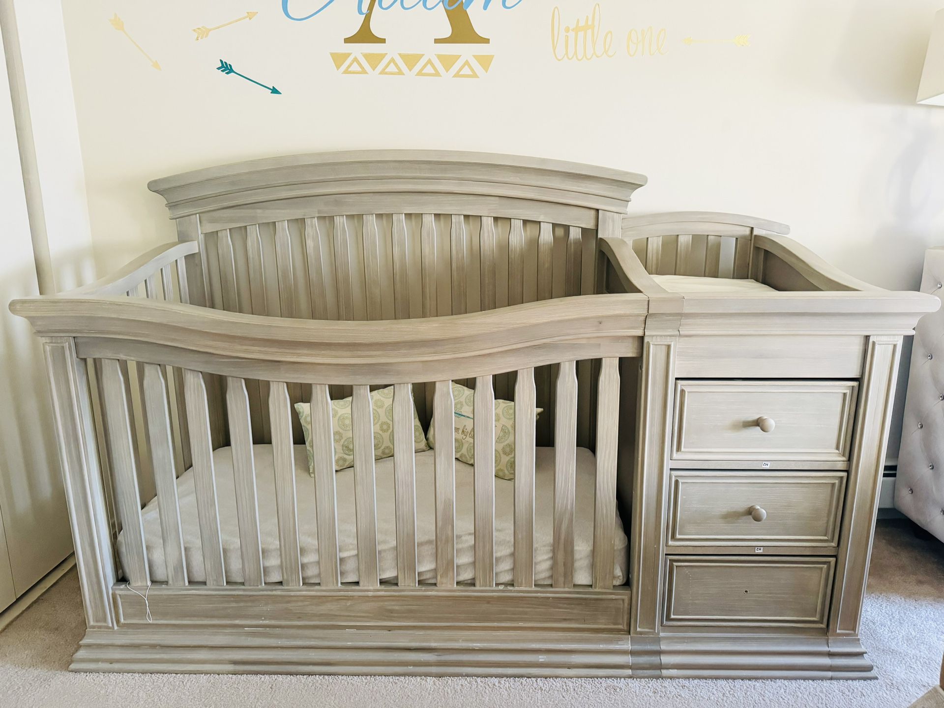 Sorelle Baby Crib With Changing Table. 3 Drawers and Extra Storage Space. Mattress Included