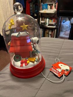 Vintage Peanuts Snoopy Christmas Light Up Dome Figurine