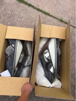 Freightliner Cascadia  headlights front driver and passenger