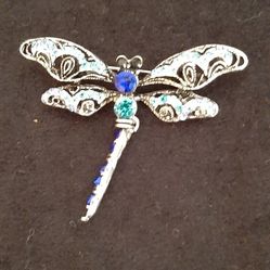 Elegant Silver tone dragonfly brooch.