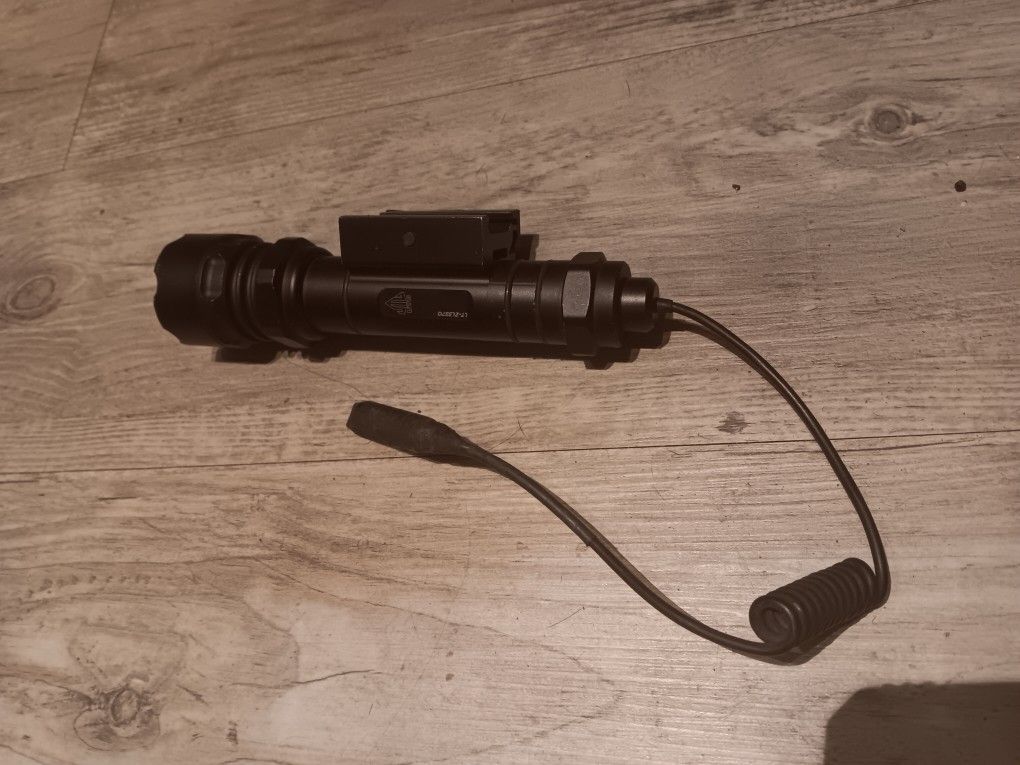 UTG Swatforce LED Tactical Flashlight (200 Lumens) LT-EL338