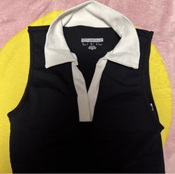 Stylish black cropped tank top from Forever 21 featuring a contrasting white collar and V-neckline.