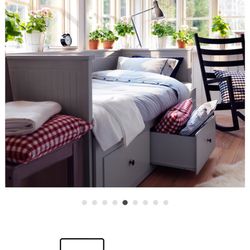 Twin Daybed with storage drawers!