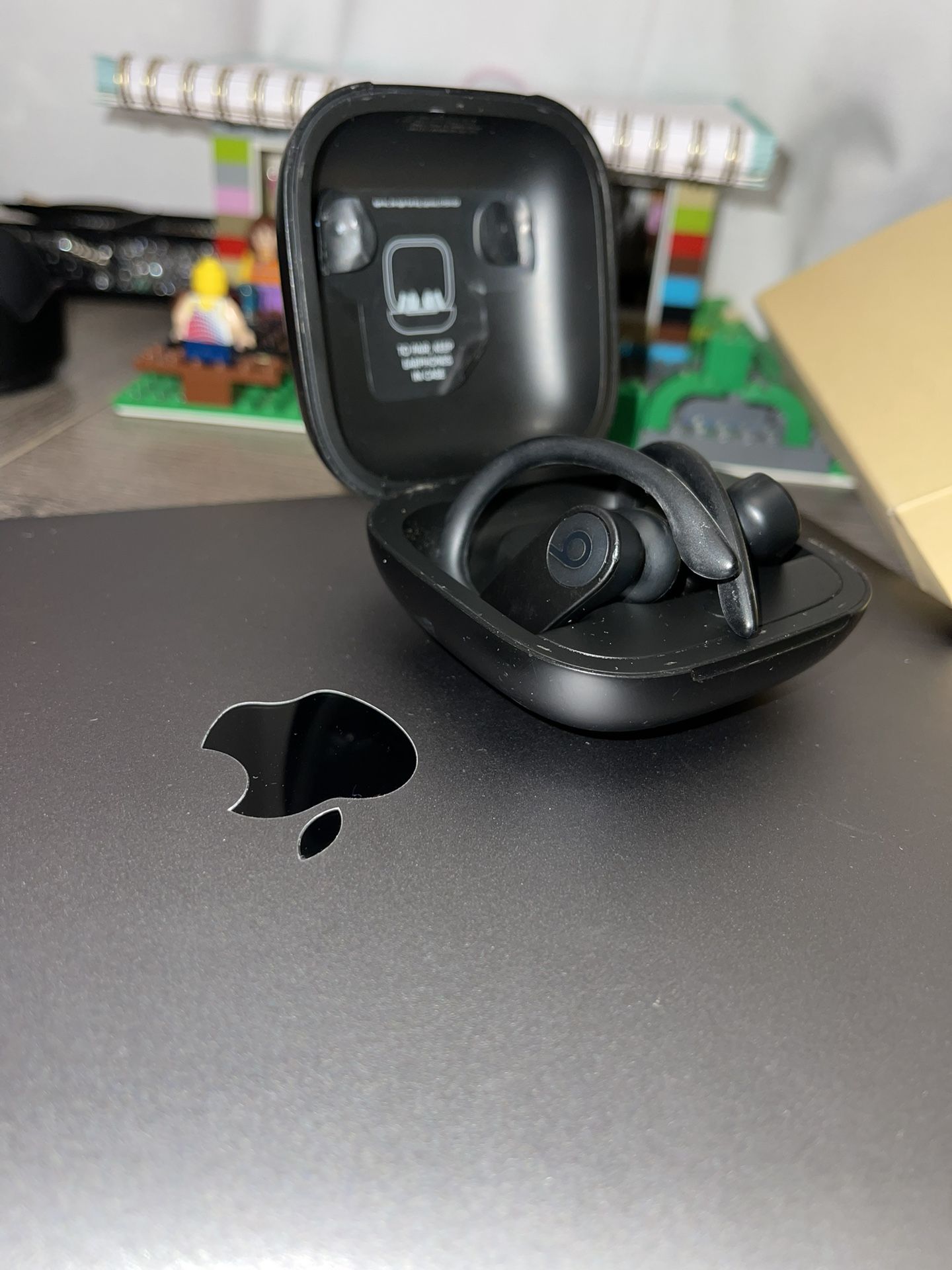 Powerbeats Pro Black Clean Music!