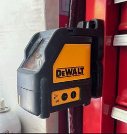 Dewalt Self Leveling Cross Laser with Magnet