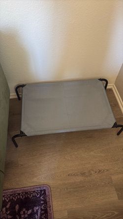 Raised dog bed/cot for place training