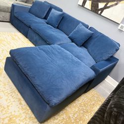 ✨️ Sectional Sofas✨️ Furniture Queen Bedrooms, Dining Avail
