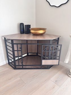Corner dog crate