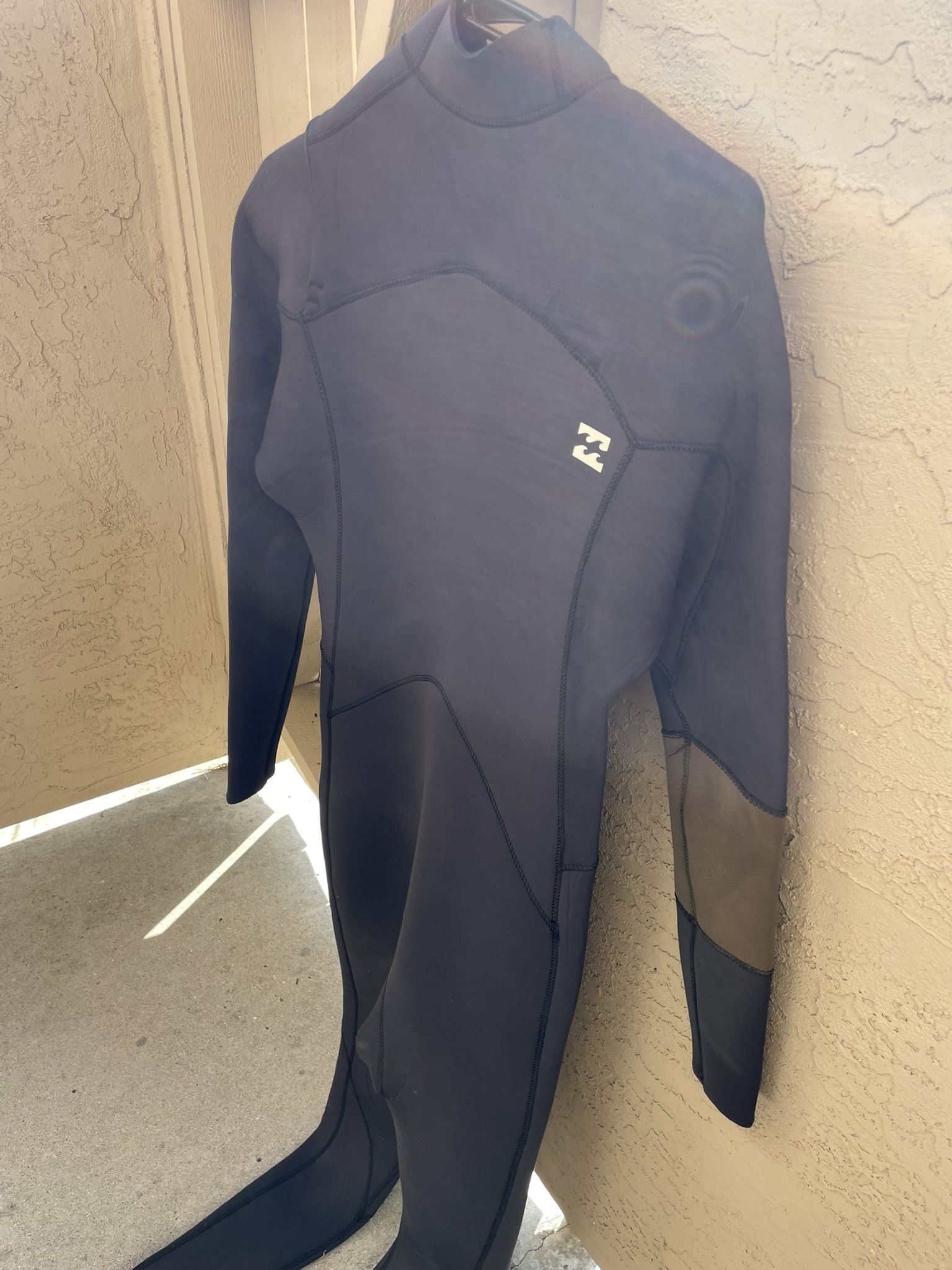 Billabong Wetsuit XL w/ Hood &Gloves