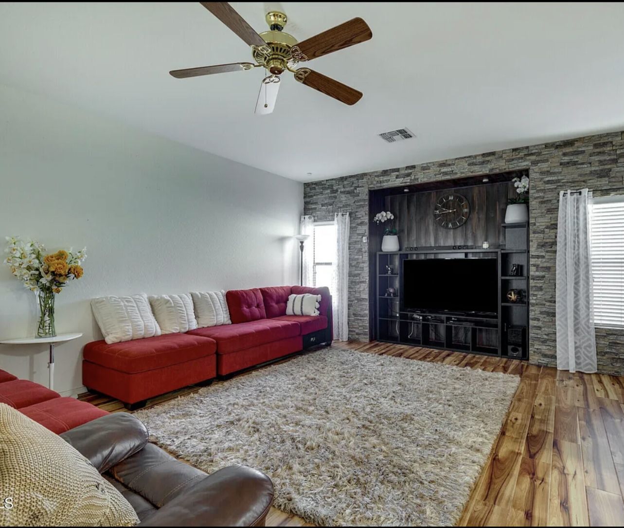 Sectional, L-shaped Sofa. Couch. 6 Pillows Are Included