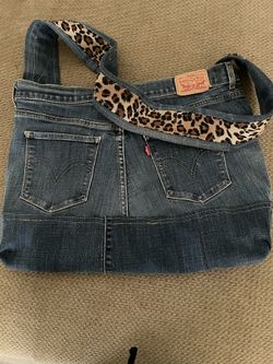 Shoulders Bag 20 Inches Wide By 14 Inches Tall 