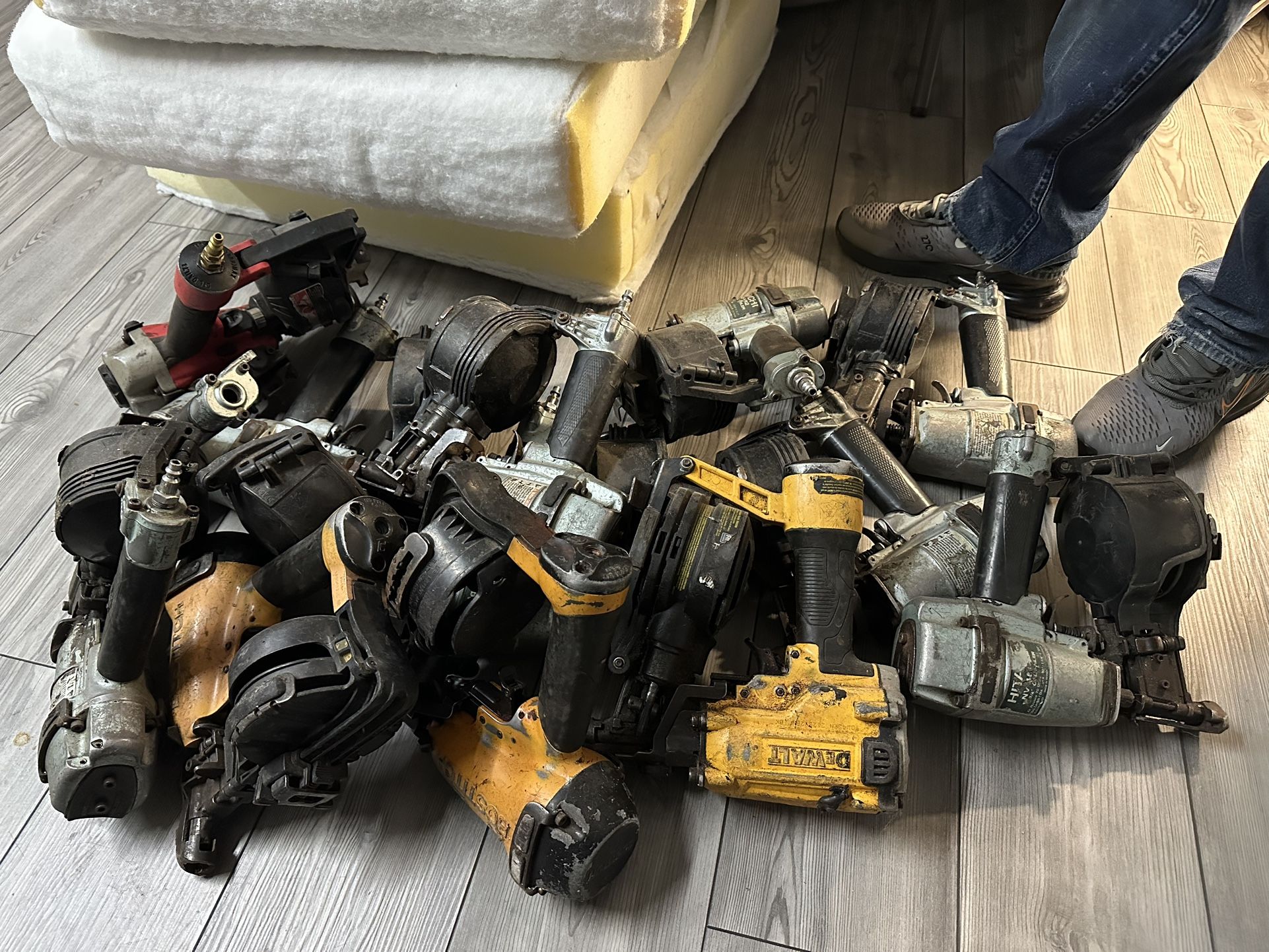 Roofing (Nail Guns) Light industrial equipment & Tools