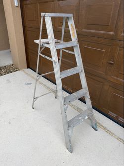 5-foot aluminum ladder